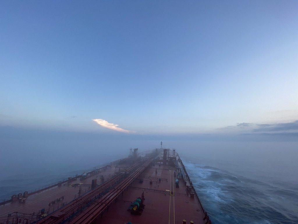 «Σκιώδης στόλος»: Μετωπική σύγκρουση επιλέγει η Ευρώπη – Κίνδυνοι για τη ναυσιπλοΐα