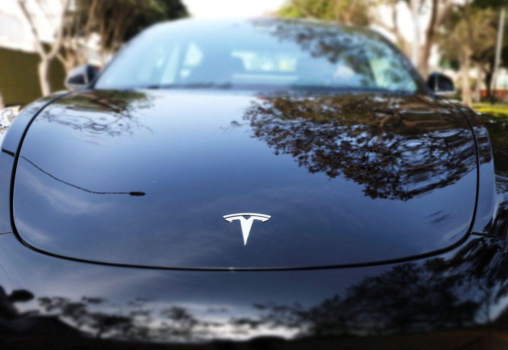 Tesla: Με δύο ταχύτητες στην Ευρώπη: βουτιά παντού, απογείωση στη Νορβηγία