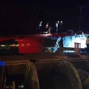 Iσπανία: Εκτροχιασμός και σύγκρουση τρένων – Φόβοι για νεκρούς και πολλούς τραυματίες