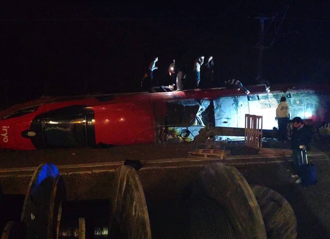 Iσπανία: Εκτροχιασμός και σύγκρουση τρένων – Φόβοι για νεκρούς και πολλούς τραυματίες