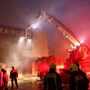 Zakcret: Υπό μερικό έλεγχο η φωτιά στην αποθήκη της εταιρείας στα Σπάτα