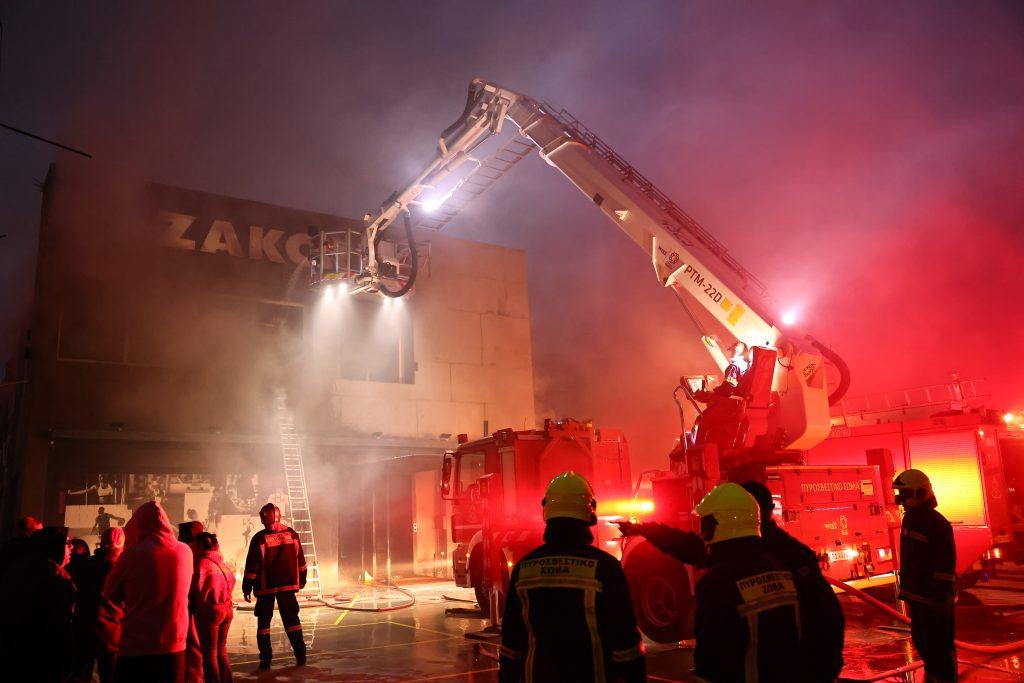Zakcret: Υπό μερικό έλεγχο η φωτιά στην αποθήκη της εταιρείας στα Σπάτα