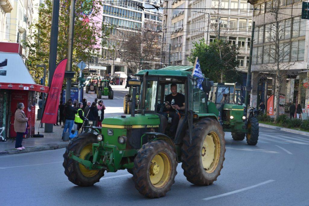 Αγρότες: Αποχωρούν από το Σύνταγμα τα τρακτέρ εν μέσω επευφημιών