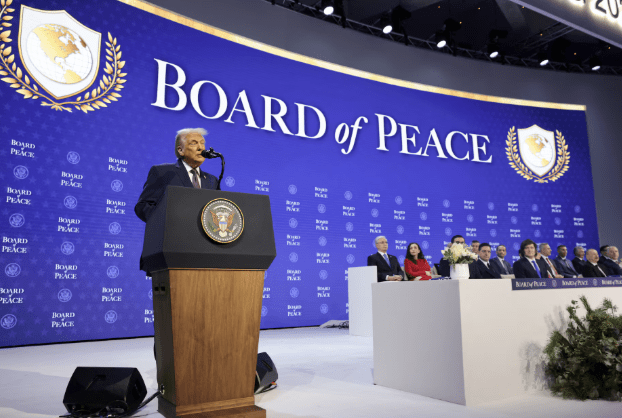 JPMorgan: Σε συνομιλίες με τραπεζίτες του Συμβουλίου Ειρήνης του Τραμπ