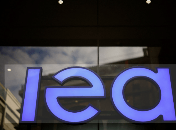 IEA: Η νέα ενεργειακή σκακιέρα: Ποιοι προχωρούν και ποιοι κάνουν πίσω στην πράσινη μετάβαση