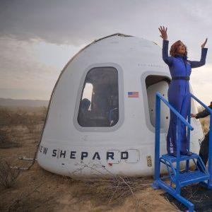 Blue Origin: Ο Τζεφ Μπέζος σταματά τις πτήσεις αναψυχής στο Διάστημα – Πού εστιάζει