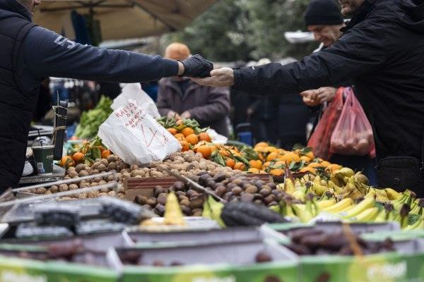 Λαϊκές αγορές: Μικρότερος φόρος για τους πωλητές