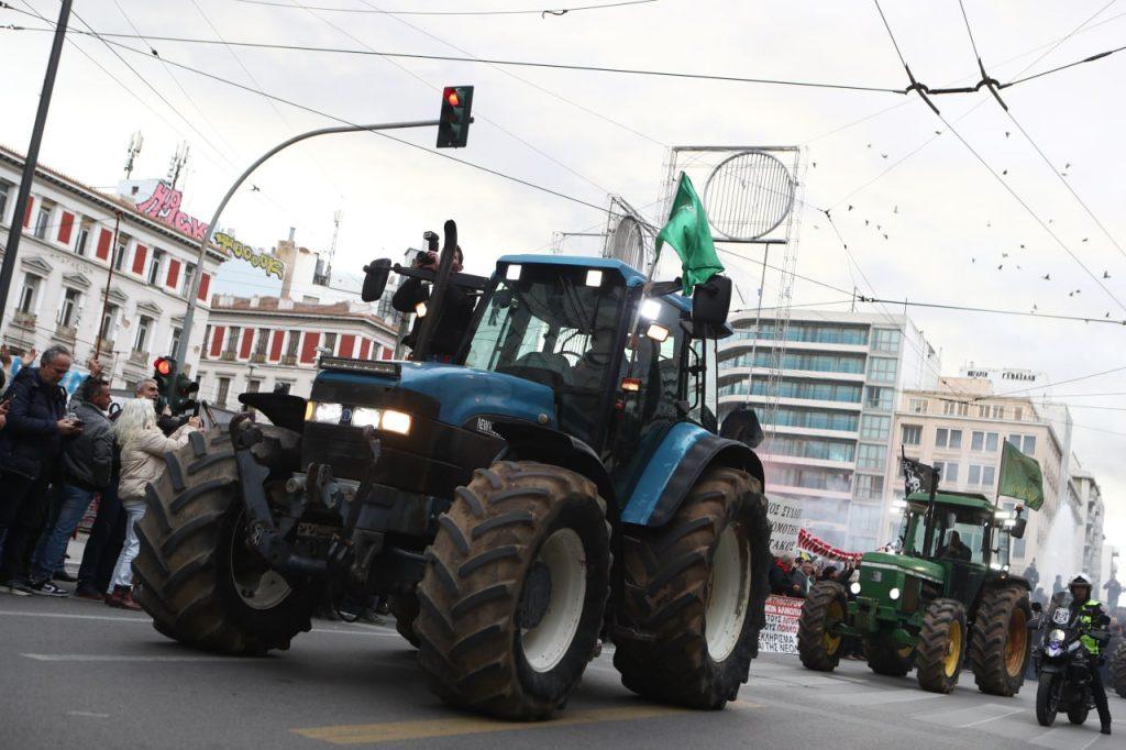 Αγρότες: Έφτασαν στο Σύνταγμα με τα τρακτέρ