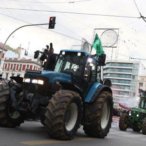 Αγρότες: Έφτασαν στο Σύνταγμα με τα τρακτέρ