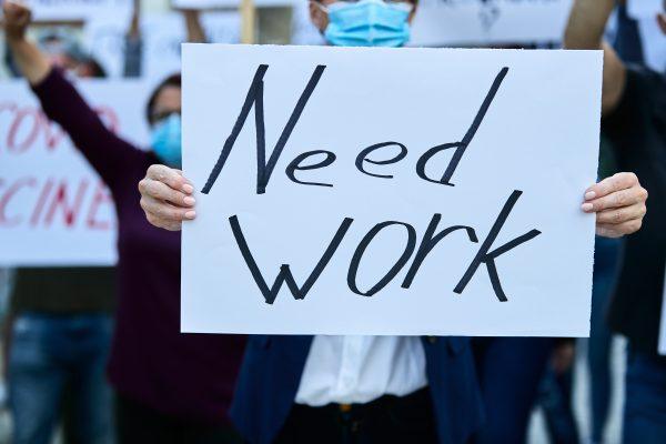 Ανεργία: Πρώτη στη μείωση η Ελλάδα, όγδοη στο ποσοστό ανέργων στον ΟΟΣΑ