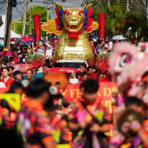 Κίνα: Μπήκε στο έτος του Πύρινου Αλόγου – Μεταξύ εορταστικής ατμόσφαιρας και οικονομικής ανασφάλειας