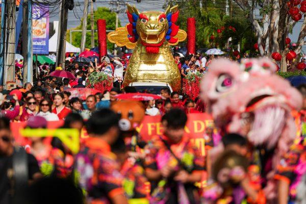 Κίνα: Μπήκε στο έτος του Πύρινου Αλόγου – Μεταξύ εορταστικής ατμόσφαιρας και οικονομικής ανασφάλειας