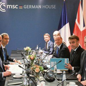 Politico: Γιατί η Ευρώπη ενισχύει την άμυνά της