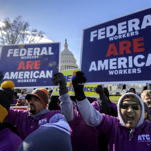 ΗΠΑ: Οι δουλειές 50.000 ομοσπονδιακών υπαλλήλων στη… γκιλοτίνα