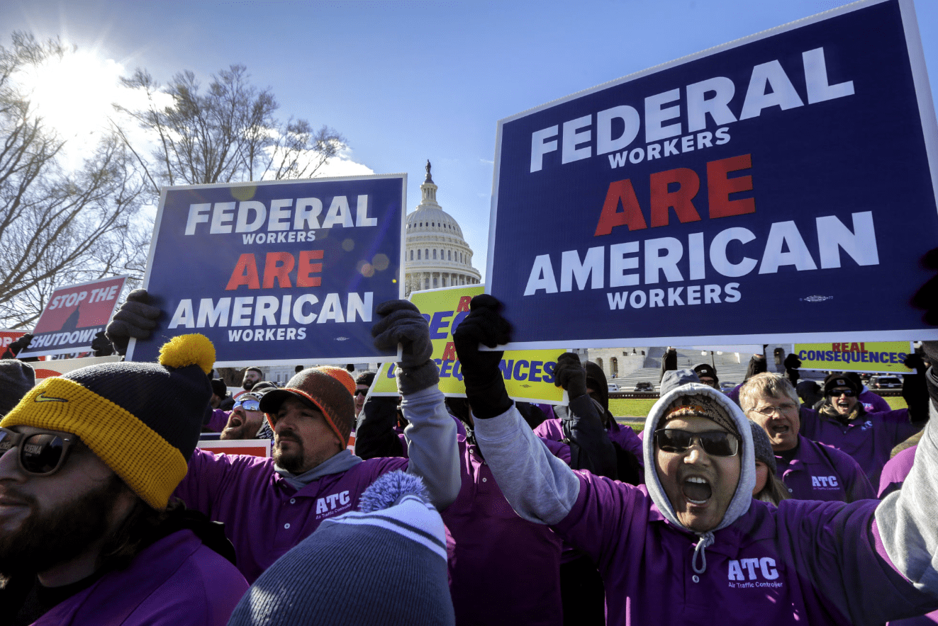 ΗΠΑ: Οι δουλειές 50.000 ομοσπονδιακών υπαλλήλων στη… γκιλοτίνα