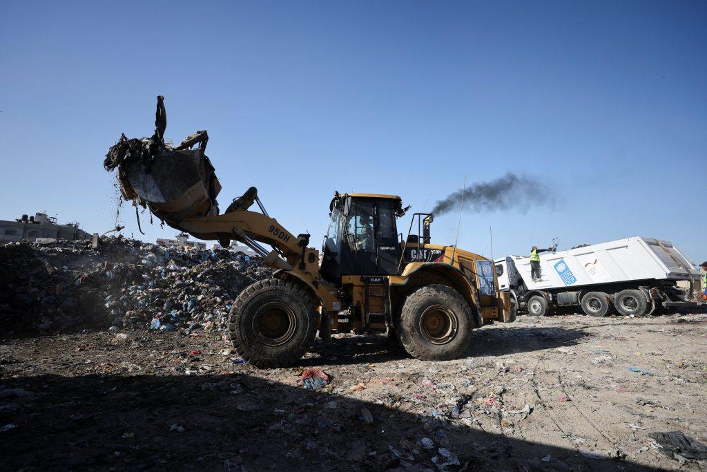 Γάζα: Ο ΟΗΕ απομακρύνει τόνους σκουπιδιών, κίνδυνος για τη δημόσια υγεία