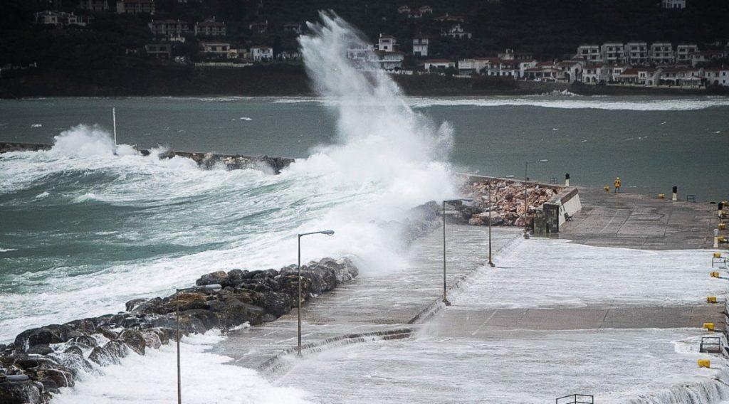 Απαγορευτικό απόπλου: Τι γίνεται με τα δρομολόγια πλοίων