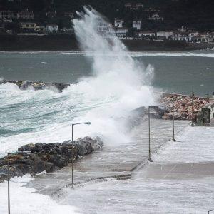 Απαγορευτικό απόπλου: Τι γίνεται με τα δρομολόγια πλοίων