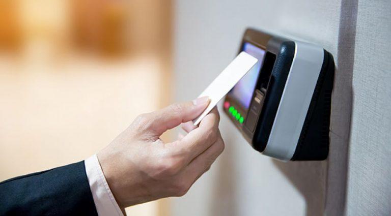 Ψηφιακή κάρτα εργασίας: Έρχεται η καθολική εφαρμογή σε δημόσιο και ιδιωτικό τομέα