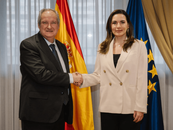 Κεφαλογιάννη: Ελλάδα και Ισπανία σε κοινή στρατηγική δράση για τον τουρισμό