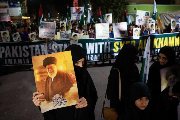 Ιράν: Ισραηλινά ΜΜΕ μεταδίδουν ότι βρέθηκε η σορός του Χαμενεΐ – Κλείνουν τα στενά του Ορμούζ