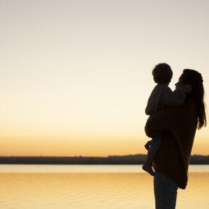 Για να αυξήσουμε τα χαμηλά ποσοστά γεννήσεων, πρέπει να βοηθήσουμε τις μητέρες