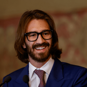 EssilorLuxottica: Κληρονόμος επενδύει δισεκατομμύρια για να σπάσει το οικογενειακό αδιέξοδο