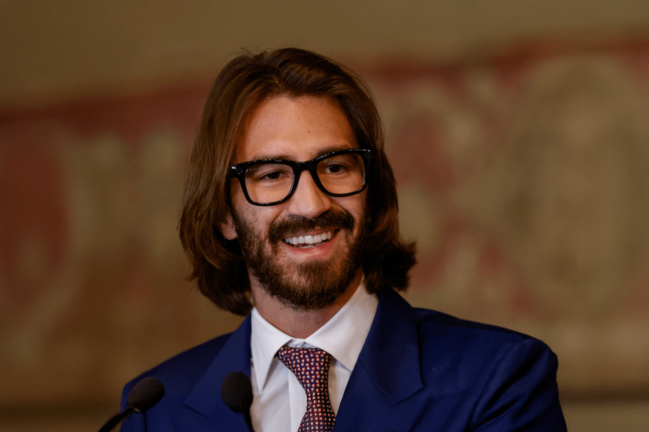 EssilorLuxottica: Κληρονόμος επενδύει δισεκατομμύρια για να σπάσει το οικογενειακό αδιέξοδο