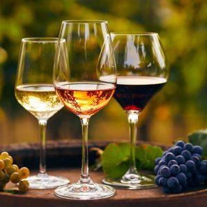 Δασμοί Τραμπ: Εκτοξεύουν τις τιμές του κρασιού και αλλάζουν τα μενού στις ΗΠΑ