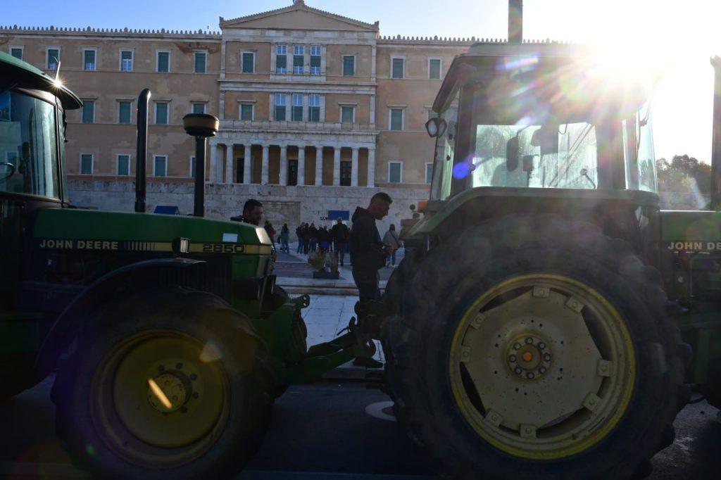 Αγρότες: Αποχωρούν με την υπόσχεση συνέχισης του αγώνα