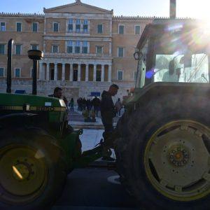 Αγρότες: Αποχωρούν με την υπόσχεση συνέχισης του αγώνα