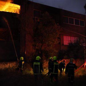 Zakcret: Καίγεται η επιχείρηση στα Σπάτα – Εξετάζεται το ενδεχόμενο εμπρησμού
