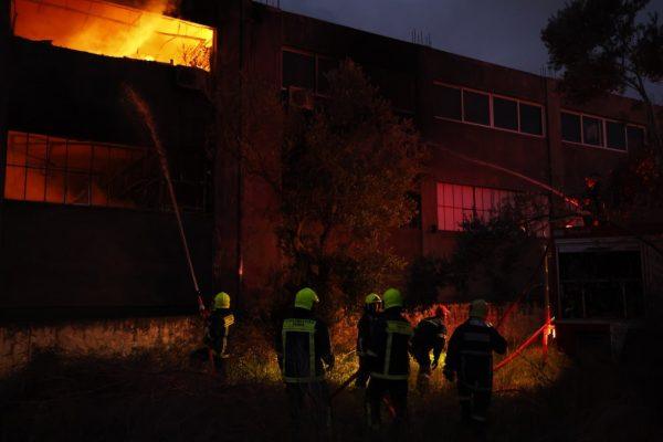 Zakcret: Καίγεται η επιχείρηση στα Σπάτα – Εξετάζεται το ενδεχόμενο εμπρησμού
