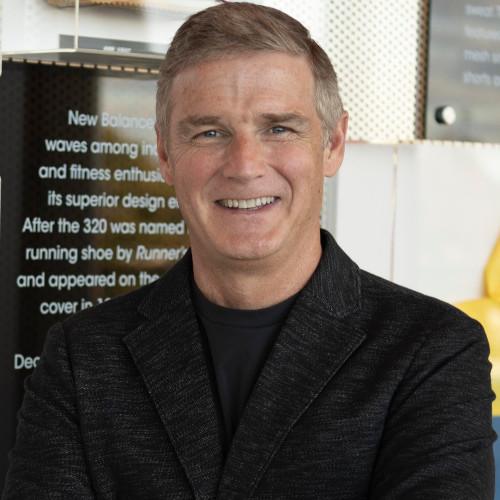 New Balance: «Σπάει τα κοντέρ» και ξεπερνά τη Nike