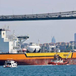 Ινδία: Σε χαμηλό 3 ετών οι εισαγωγές ρωσικού πετρελαίου – Στροφή στη Μ. Ανατολή