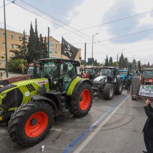 Αγρότες: Ζεσταίνουν τα τρακτέρ τους για το Σύνταγμα