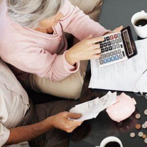 Συνταξιούχοι: Με έξι κρατήσεις-κόφτες δίνονται τα αναδρομικά