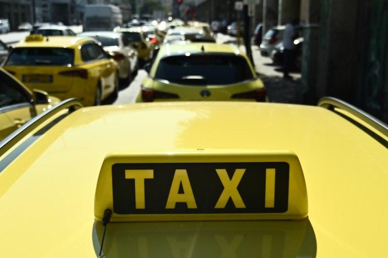 Ταξί: «Χειρόφρενο» έως τις 6 το πρωί της Παρασκευής τραβούν οι οδηγοί