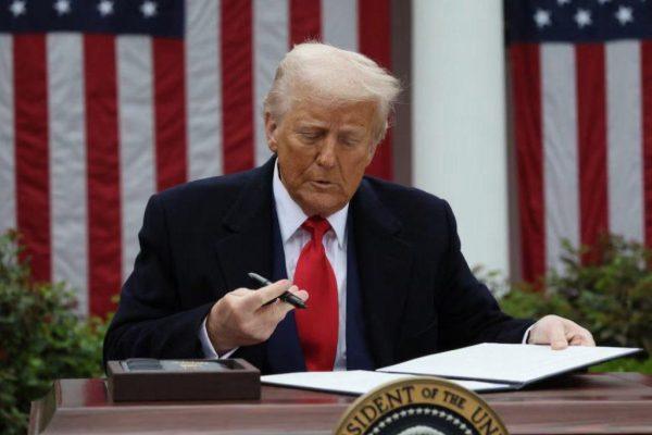 ΗΠΑ: Το χαρτονόμισμα των 100 δολ. με υπογραφή Τραμπ από τον Ιούνιο