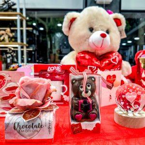Valentine’s Day Shopping in Greece Dominated by Apparel, Footwear Sales
