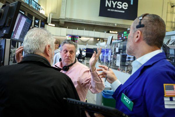 Wall Street: Βουτιά 500 μονάδων για Dow, αυξάνονται οι ανησυχίες για πληθωρισμό και ΑΙ