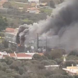 Zakcret: Μεγάλη φωτιά σε αποθήκες της αλυσίδας στα Σπάτα