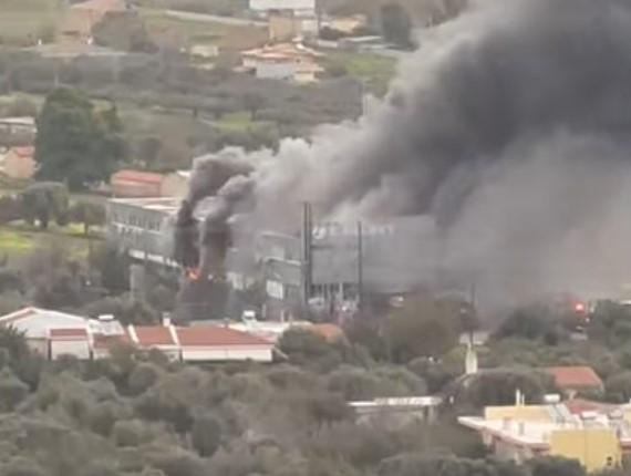 Zakcret: Μεγάλη φωτιά σε αποθήκες της αλυσίδας στα Σπάτα