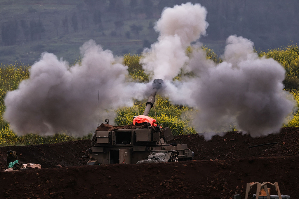 WSJ: Ο Τραμπ προωθεί διεθνή συμμαχία για προστασία πλοίων στα Στενά του Ορμούζ