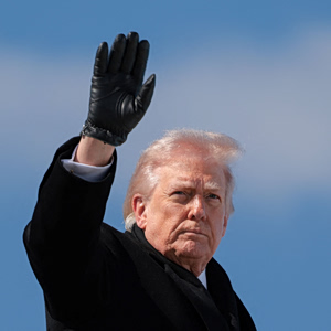 Τραμπ: Απειλεί να κλείσει εφημερίδες και τηλεοπτικά κανάλια