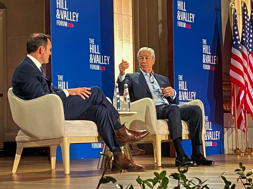 Ντίμον: Κρούει τον κώδωνα του κινδύνου για την τεχνητή νοημοσύνη