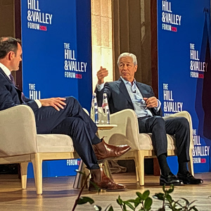 Ντίμον: Κρούει τον κώδωνα του κινδύνου για την τεχνητή νοημοσύνη