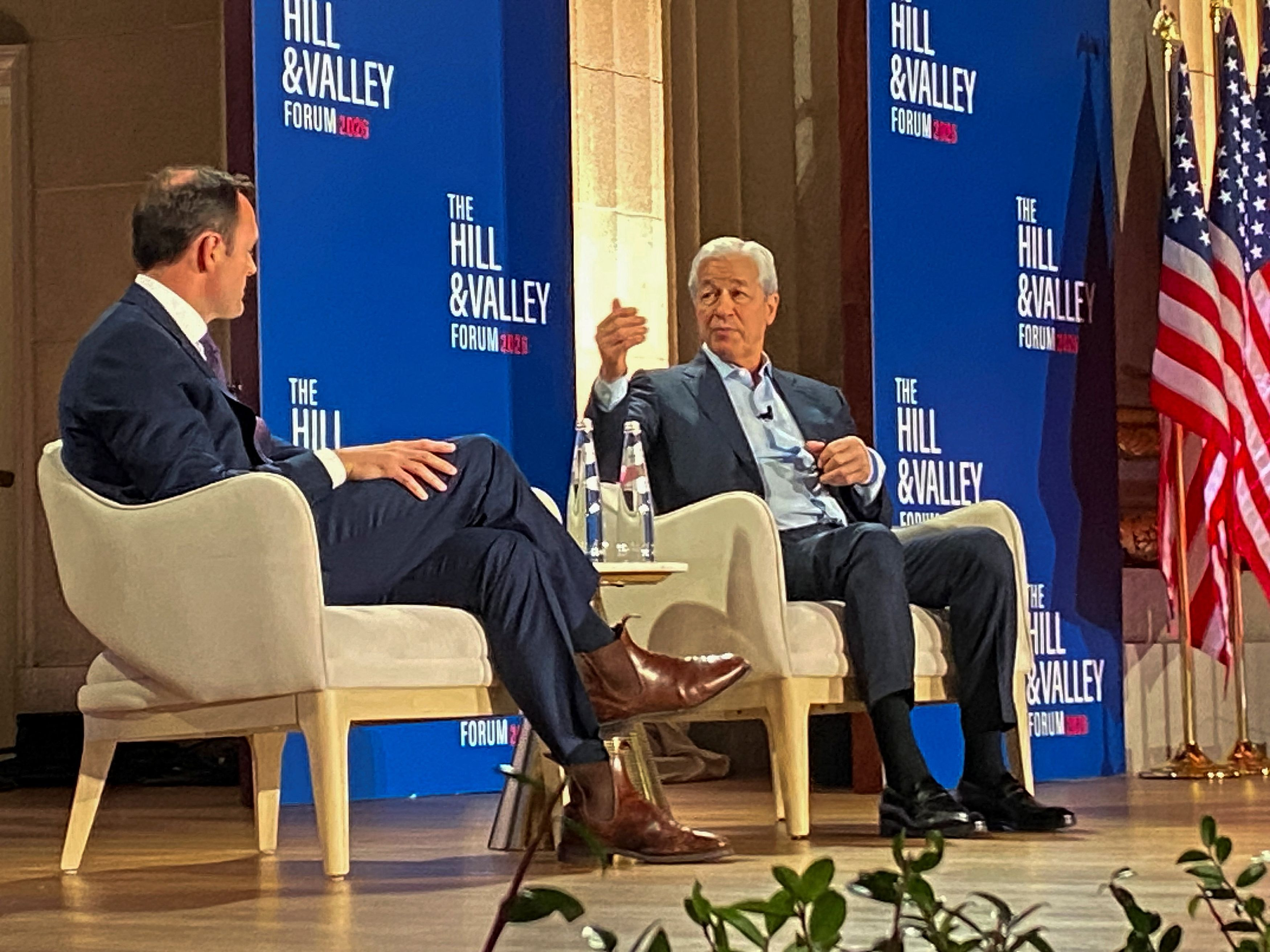 Ντίμον: Κρούει τον κώδωνα του κινδύνου για την τεχνητή νοημοσύνη