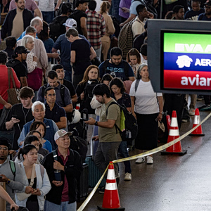 Αμερικανικά αεροδρόμια: Μαζικές παραιτήσεις στην TSA και καθυστερήσεις-ρεκόρ λόγω shutdown