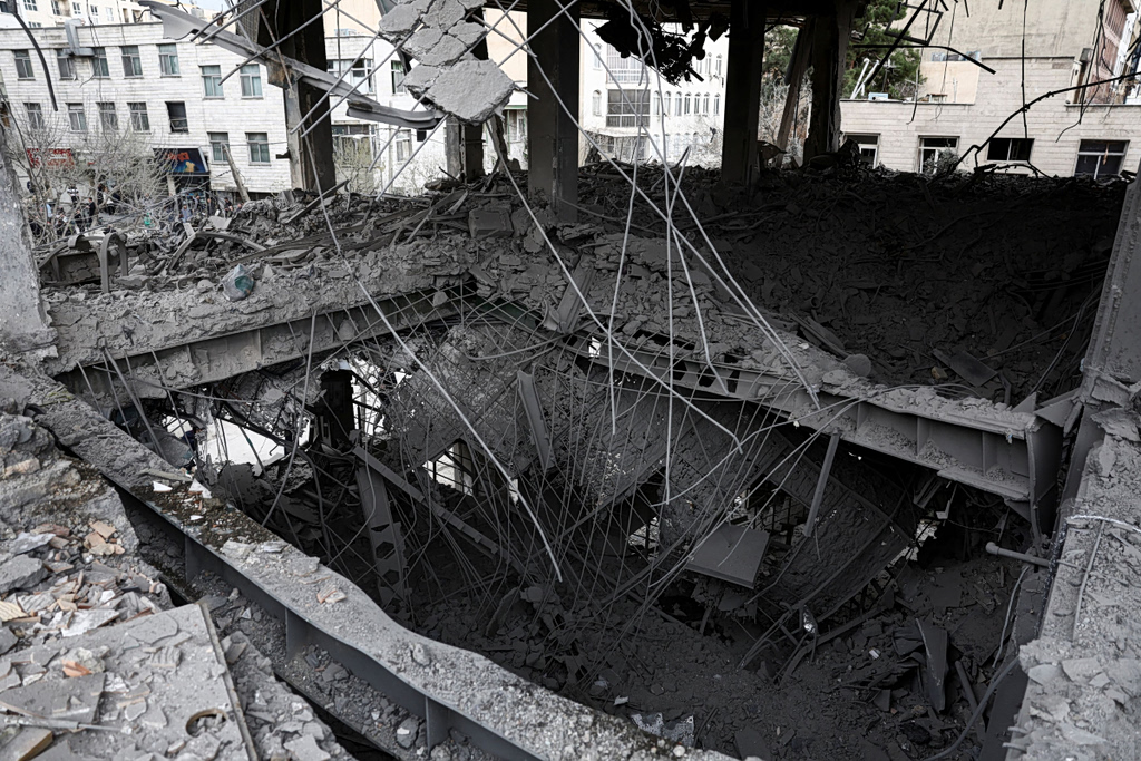 Ισραηλινό σφυροκόπημα σε υποδομές του Ιράν – Πληθαίνουν τα σενάρια περί χερσαίας επέμβασης των ΗΠΑ